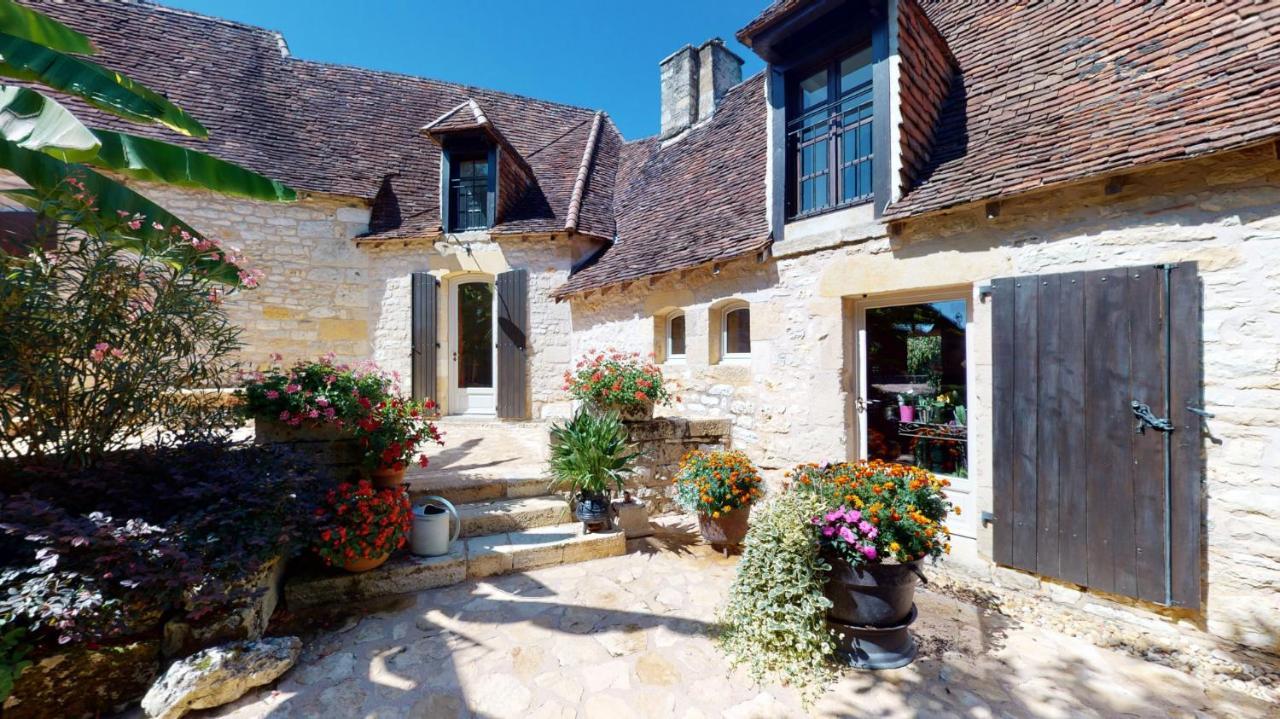 Demeure Du Vallon - Chambres D'Hotes De Charme Azerat Bagian luar foto