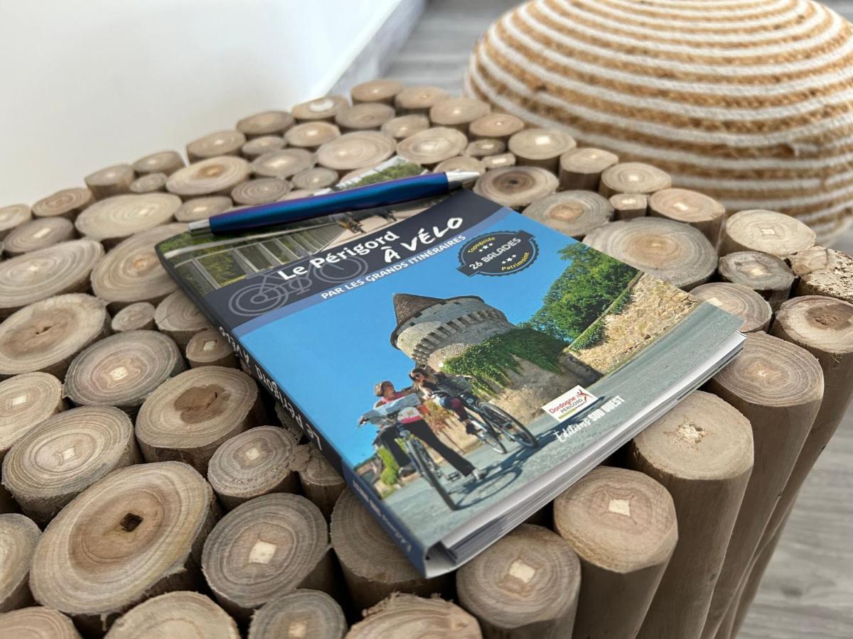 Demeure Du Vallon - Chambres D'Hotes De Charme Azerat Bagian luar foto
