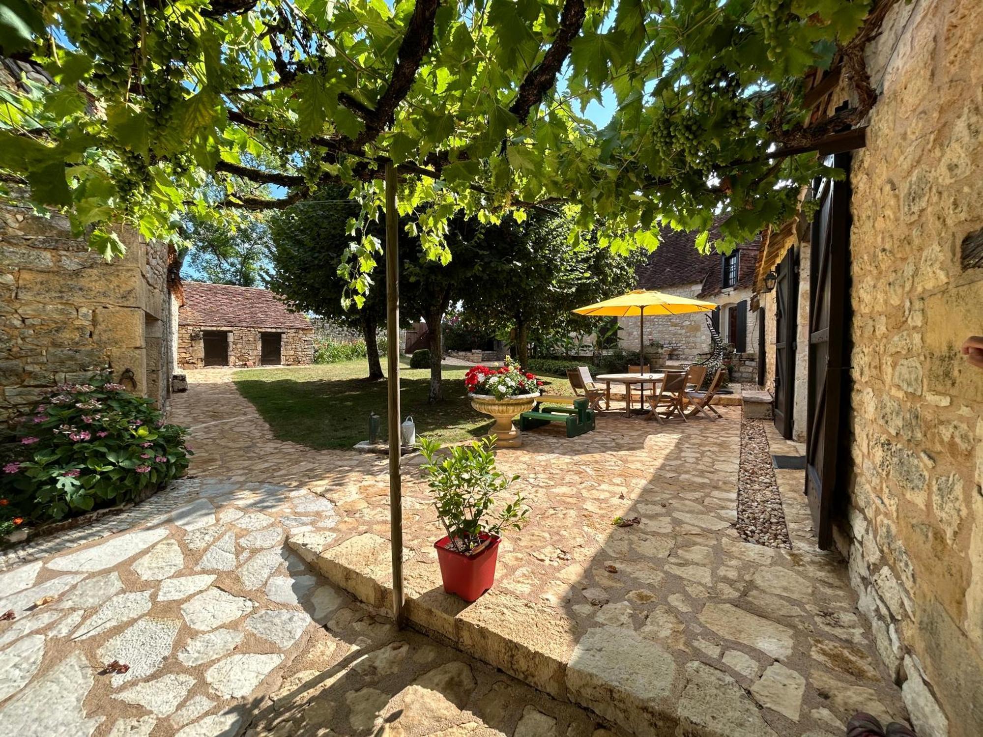 Demeure Du Vallon - Chambres D'Hotes De Charme Azerat Bagian luar foto