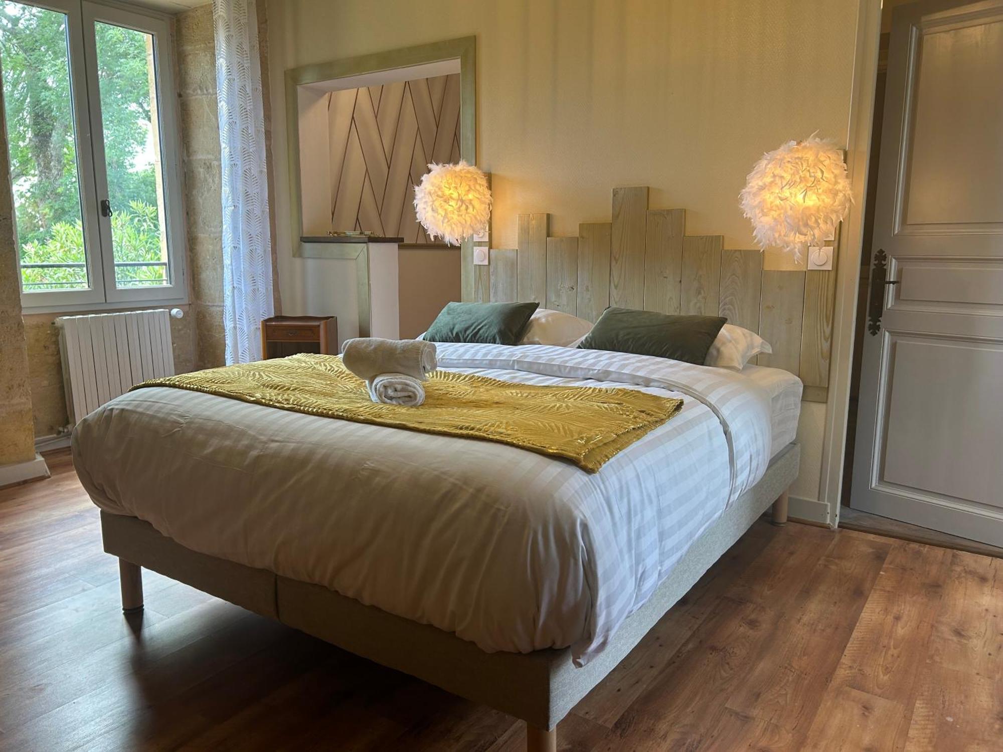 Demeure Du Vallon - Chambres D'Hotes De Charme Azerat Bagian luar foto