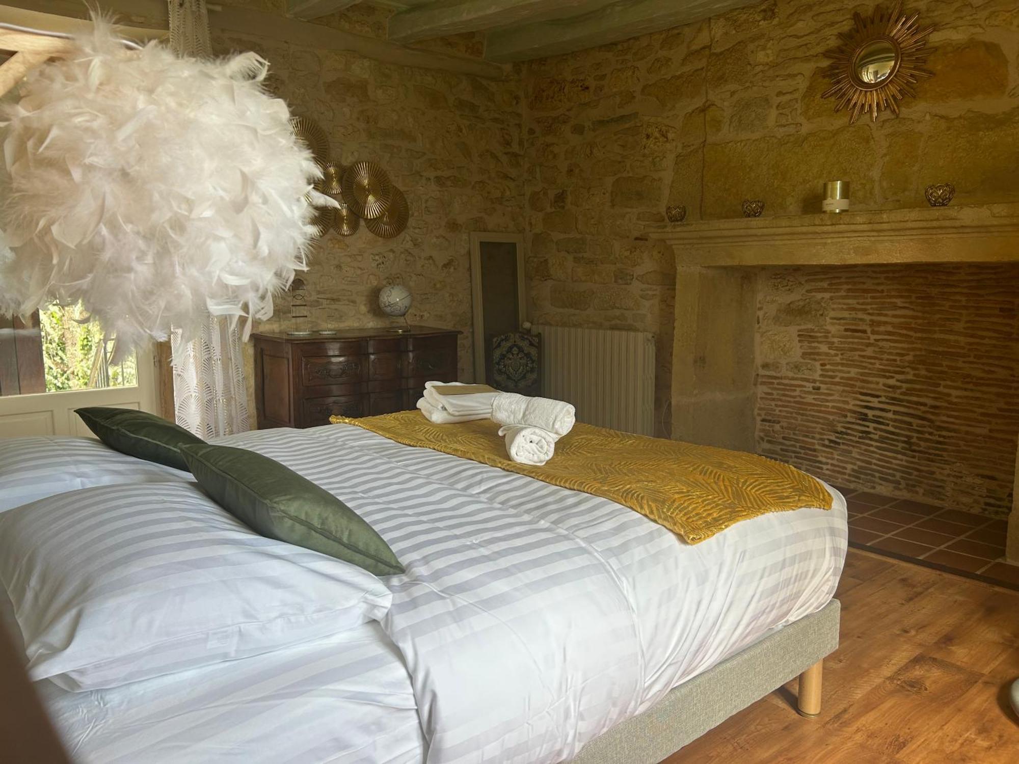 Demeure Du Vallon - Chambres D'Hotes De Charme Azerat Bagian luar foto