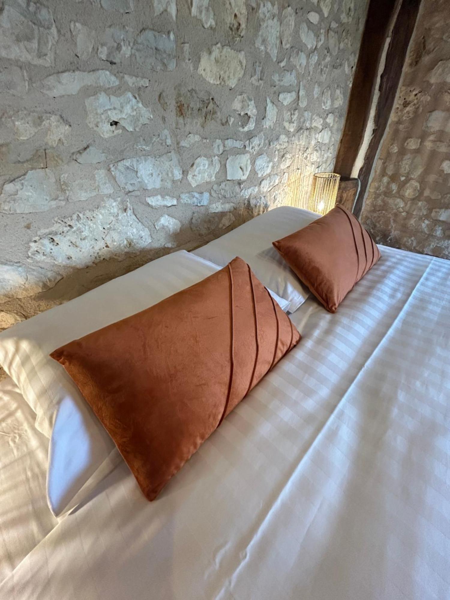 Demeure Du Vallon - Chambres D'Hotes De Charme Azerat Bagian luar foto